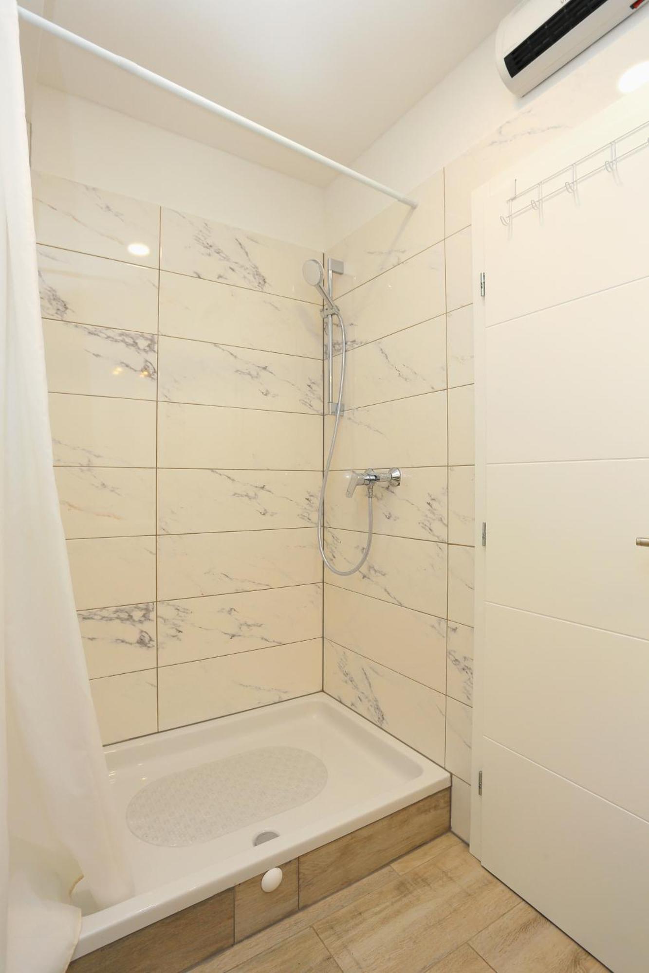 Apartments By The Sea Brela, Makarska - 6688 Rom bilde